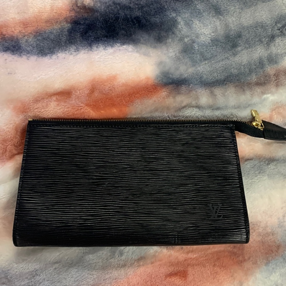 Louis Vuitton EPI Pochette clutch in Noir-black Interior.